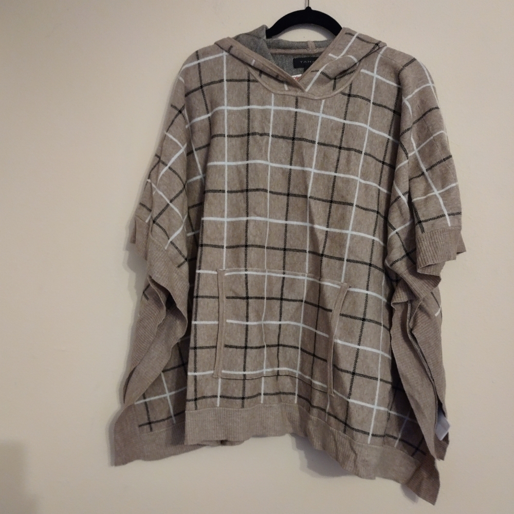 NEW Tahari Poncho (One Size)